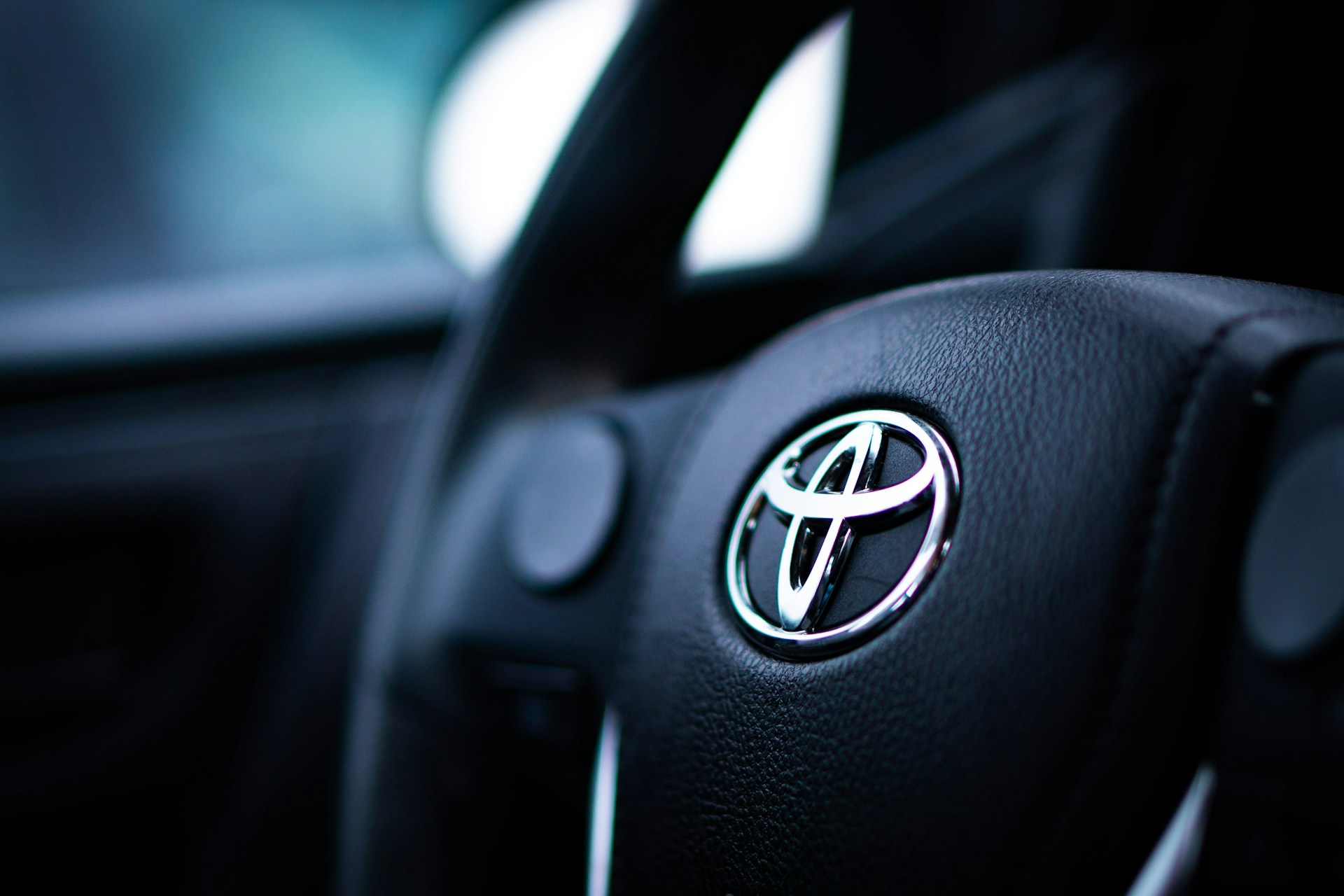 Toyota Yaris gasolina vs Yaris Cross eléctrico comparativa costes 2026