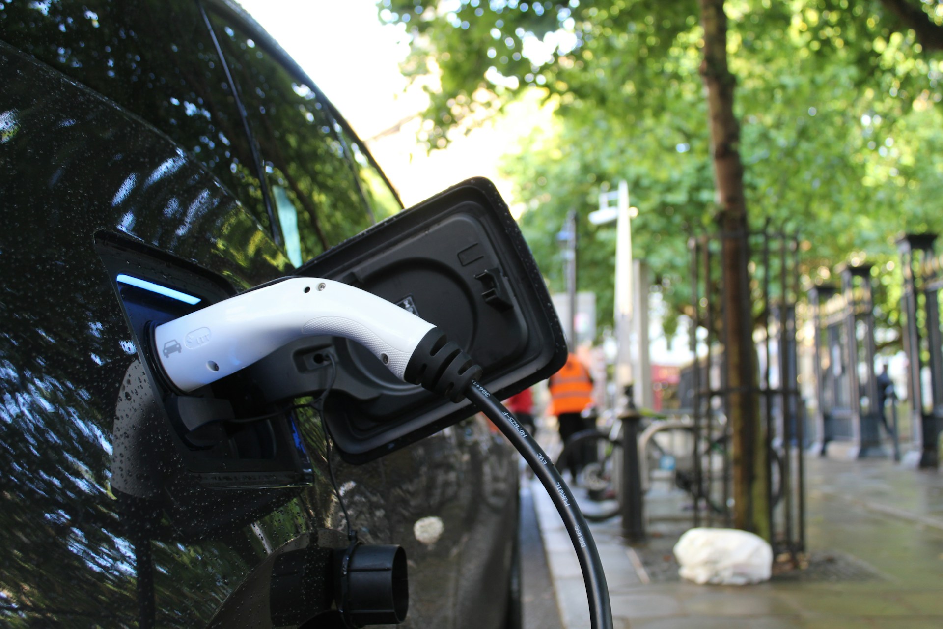 Coche eléctrico sin garaje: ¿compensa?