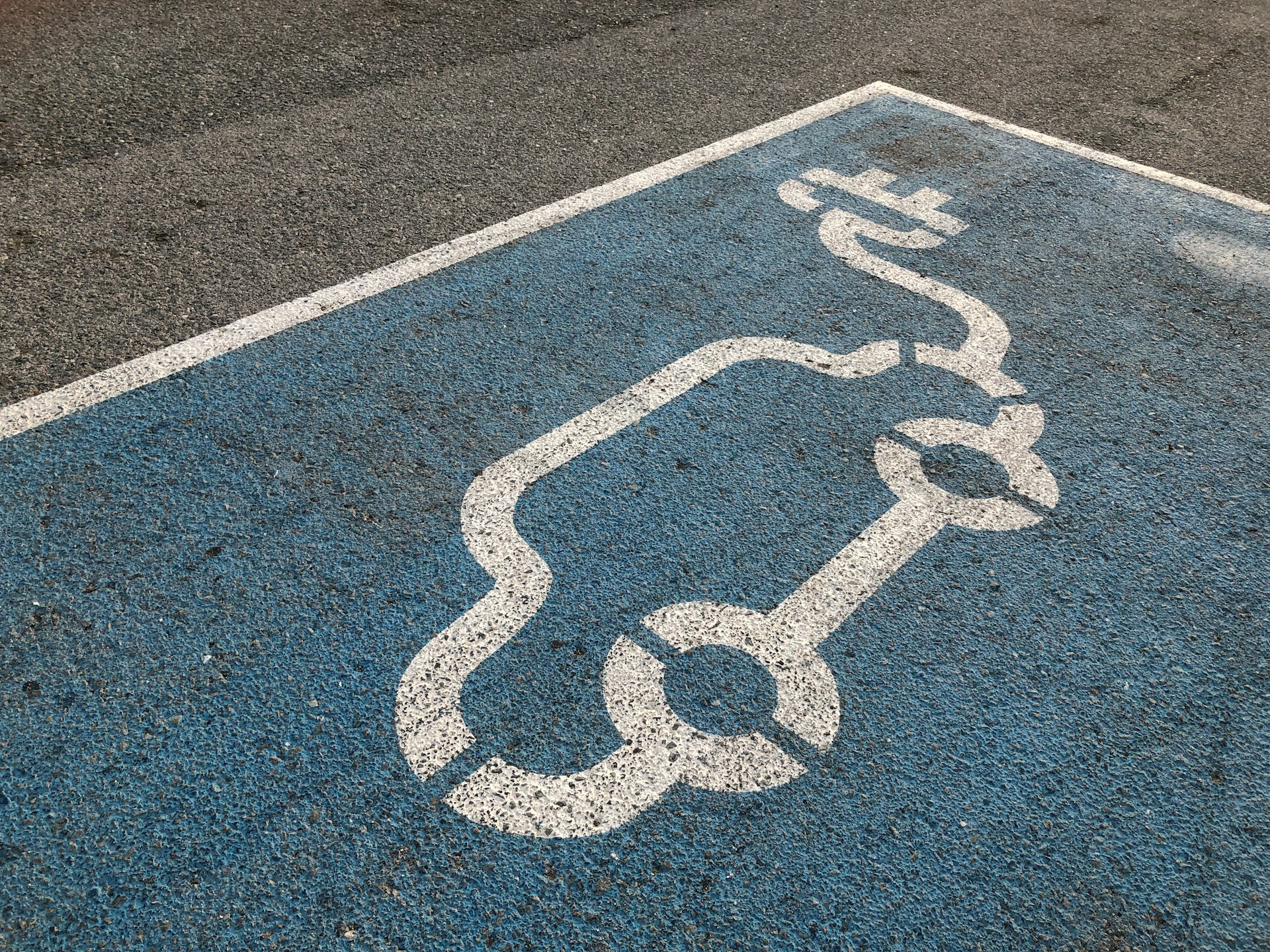 Deducción IRPF coche eléctrico 2026: hasta 3.000 €